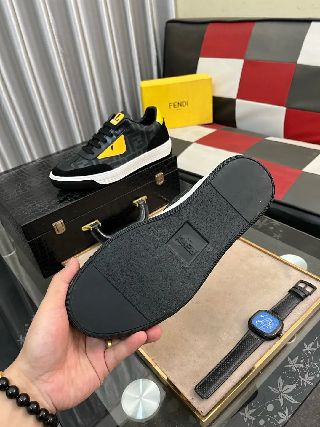 Men's shoes 💰400⌚️⌚️[fendi] Fendi classic and comfortable men, this complex sneaker is made of soft calfskin➕genuine leather lining➕original ultra-light rubber material with rough outsole. This unique and light style is suitable for the casual and refined sensibility of this season. It is comfortable and natural on the feet. It is an everyday style for casual travel in autumn and winter! 38−443️⃣colors available
